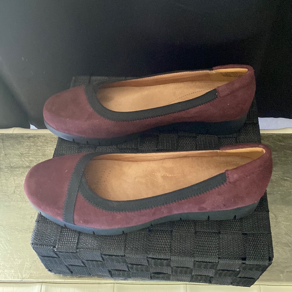 Clarks artisan aubergine casual shoes BURGANDY w/ black trim. Size 10 WIDE